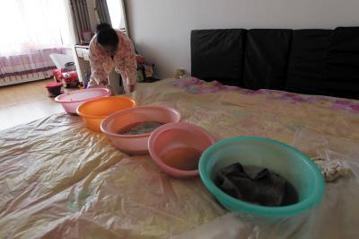 岗巴楼上漏水，住户失联，小区没物管，业主维权难！律师来支招……